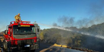 Corpo de Bombeiros combate incêndio em vegetação nas proximidades da BR-070