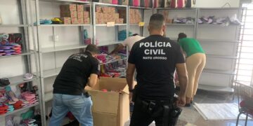 Polícia Civil e Procon Estadual apreendem centenas de pares de chinelos falsificados