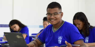 Lei que obriga o uso de uniformes em escolas estaduais é sancionada