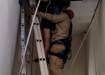 Bombeiros resgatam homem que sofreu choque elétrico e ficou preso em cima de forro de 4 metros de altura