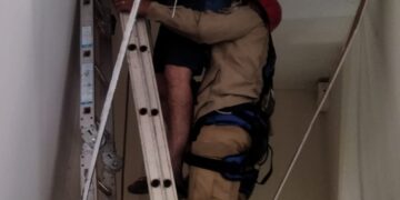 Bombeiros resgatam homem que sofreu choque elétrico e ficou preso em cima de forro de 4 metros de altura