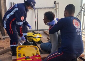 Bombeiros socorrem homem que caiu de telhado de 3 metros de altura