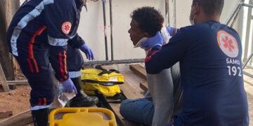 Bombeiros socorrem homem que caiu de telhado de 3 metros de altura