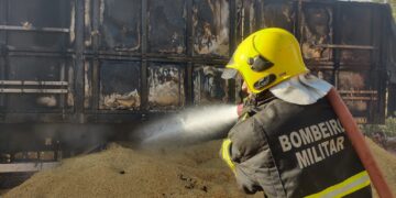 Bombeiros controlam incêndio em carreta carregada com arroz
