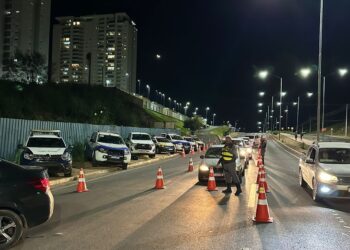 Operação Lei Seca prende sete pessoas e remove 57 veículos na noite deste domingo (12)