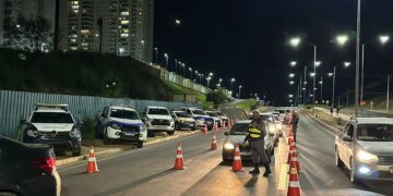 Operação Lei Seca prende sete pessoas e remove 57 veículos na noite deste domingo (12)