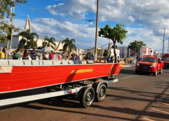 Corpo de Bombeiros participa de desfile cívico de 48 anos de emancipação de Tangará da Serra