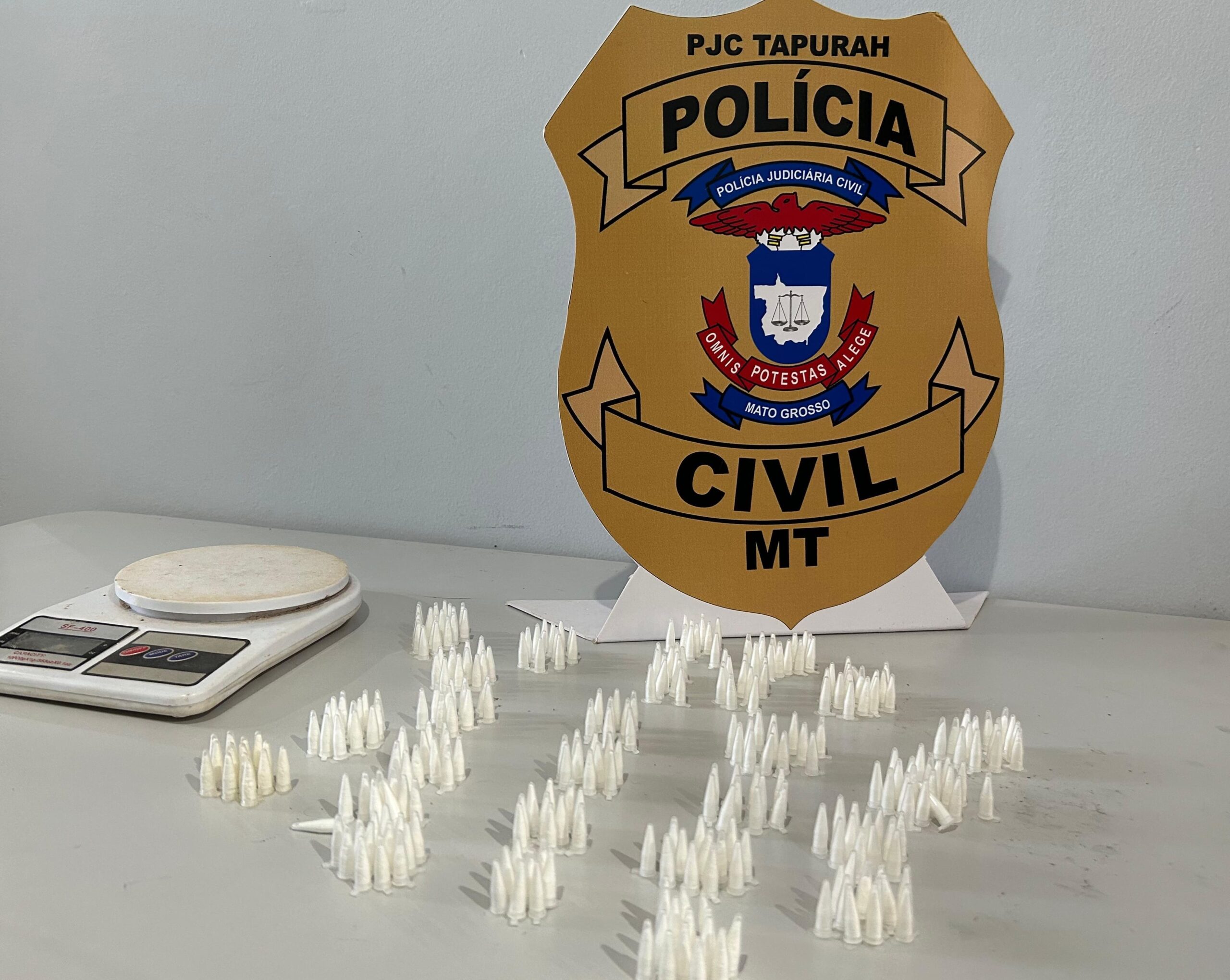 Polícia Civil cumpre buscas e mulher é detida em flagrante com 300 pinos de cocaína