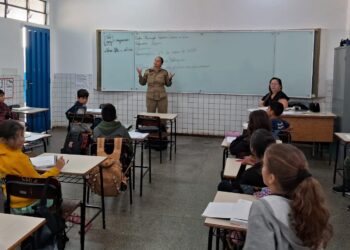 Bombeiros realizam palestra em escola sobre conscientização e prevenção de queimadas urbanas e florestais