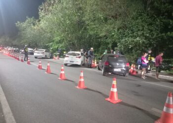 Blitzes da Operação Lei Seca resultam na prisão de 12 condutores e remoção de 56 veículos