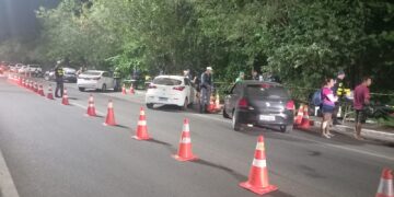 Blitzes da Operação Lei Seca resultam na prisão de 12 condutores e remoção de 56 veículos