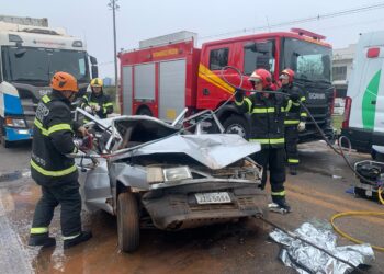 Bombeiros realizam desencarceramento de vítima presa em ferragens de carro após acidente
