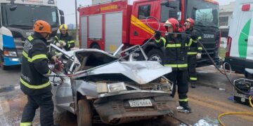 Bombeiros realizam desencarceramento de vítima presa em ferragens de carro após acidente