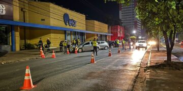 Fiscalização prende 6 motoristas alcoolizados e remove 50 veículos na Miguel Sutil