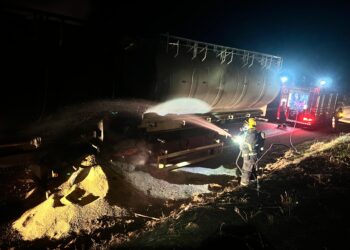 Corpo de Bombeiros realiza rescaldo em caminhão carregado com ração para suínos