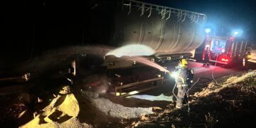 Corpo de Bombeiros realiza rescaldo em caminhão carregado com ração para suínos