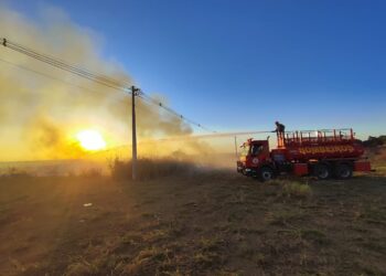 Corpo de Bombeiros Militar combate incêndio em vegetação em Primavera do Leste