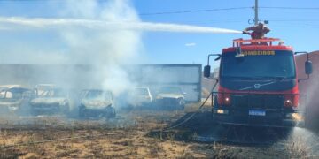 Bombeiros combatem incêndio em terreno baldio que atingiu ferro-velho