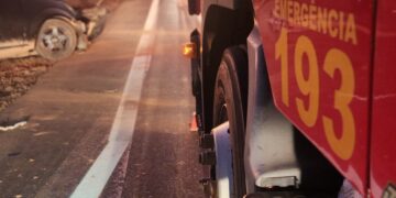 Bombeiros socorrem vítimas de acidente envolvendo dois carros e caminhão na MT-320