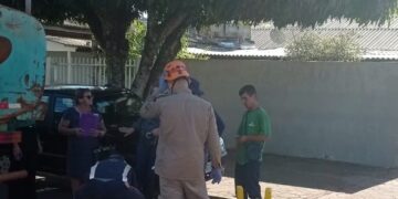 Corpo de Bombeiros atende acidente envolvendo motocicleta e caminhão