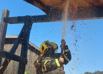 Corpo de Bombeiros Militar combate incêndio em serraria em Guarantã do Norte
