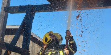Corpo de Bombeiros Militar combate incêndio em serraria em Guarantã do Norte