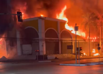 Incêndio de grandes proporções destrói o Shopping Popular; vídeos