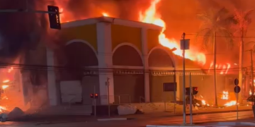 Incêndio de grandes proporções destrói o Shopping Popular; vídeos