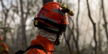 Corpo de Bombeiros de MT segue combatendo incêndio no lado de Cáceres do Pantanal nesta terça-feira (02)