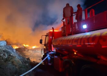 Bombeiros combatem incêndio do Distrito Industrial em Cuiabá