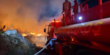 Bombeiros combatem incêndio do Distrito Industrial em Cuiabá
