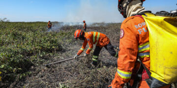 Corpo de Bombeiros continua combate ao incêndio em Porto Conceição neste sábado (13)