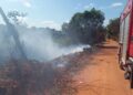 Corpo de Bombeiros combate incêndio em área de vegetação em Várzea Grande