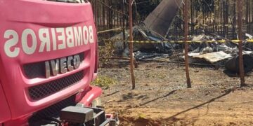 Corpo de Bombeiros atende ocorrência de avião que pegou fogo ao cair em plantação