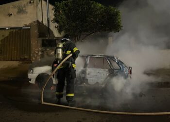 Bombeiros combatem incêndio em veículo em Tangará da Serra