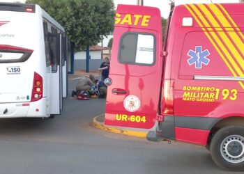 Corpo de Bombeiros socorre vítima de acidente de trânsito que ficou presa embaixo de ônibus
