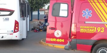 Corpo de Bombeiros socorre vítima de acidente de trânsito que ficou presa embaixo de ônibus