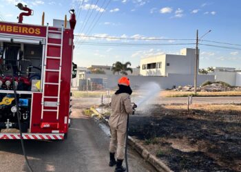Corpo de Bombeiros combate incêndio em terreno baldio em Primavera do Leste