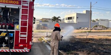 Corpo de Bombeiros combate incêndio em terreno baldio em Primavera do Leste