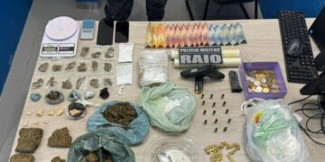 Dois homens são presos pela Polícia Militar com pistola e porções de entorpecentes