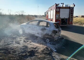 Bombeiros extinguem incêndio em veículos em Rondonópolis