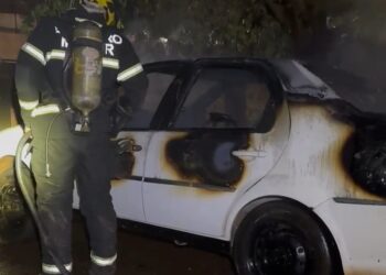Bombeiros militares combatem incêndio em veículo em Sorriso