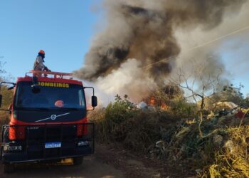 Bombeiros combatem incêndios em aterro sanitário e terreno baldio em Primavera do Leste