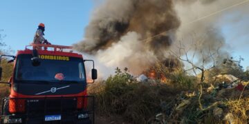 Bombeiros combatem incêndios em aterro sanitário e terreno baldio em Primavera do Leste