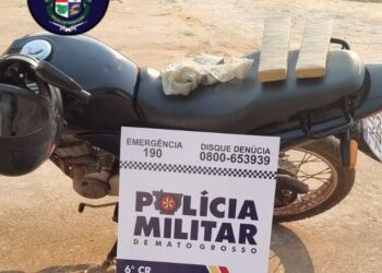 PM prende faccionado e flagra drogas escondidas em compartimento falso de moto