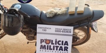 PM prende faccionado e flagra drogas escondidas em compartimento falso de moto