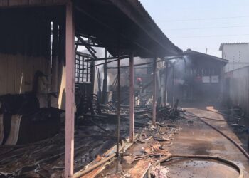 Bombeiros combatem incêndio em casa no interior do Estado