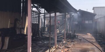 Bombeiros combatem incêndio em casa no interior do Estado