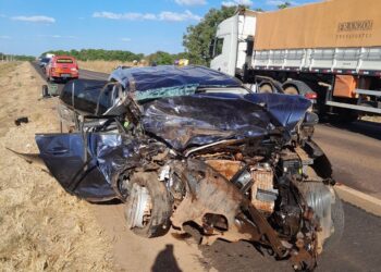 Bombeiros retiram corpo de vítima que ficou presa às ferragens em acidente na BR-158