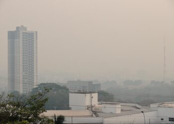 Frente fria “empurra” fumaça de incêndio de MS para Mato Grosso